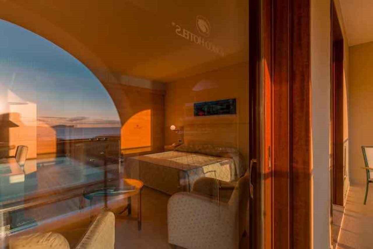 Smy Carlos V Wellness & Spa Alghero Esterno foto A room at the hotel