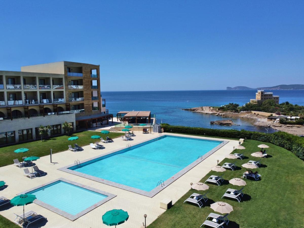 Smy Carlos V Wellness & Spa Alghero Esterno foto The hotel's swimming pool