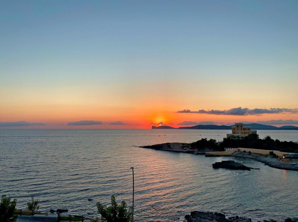 Smy Carlos V Wellness & Spa Alghero Esterno foto Sunset over the Gulf of Naples