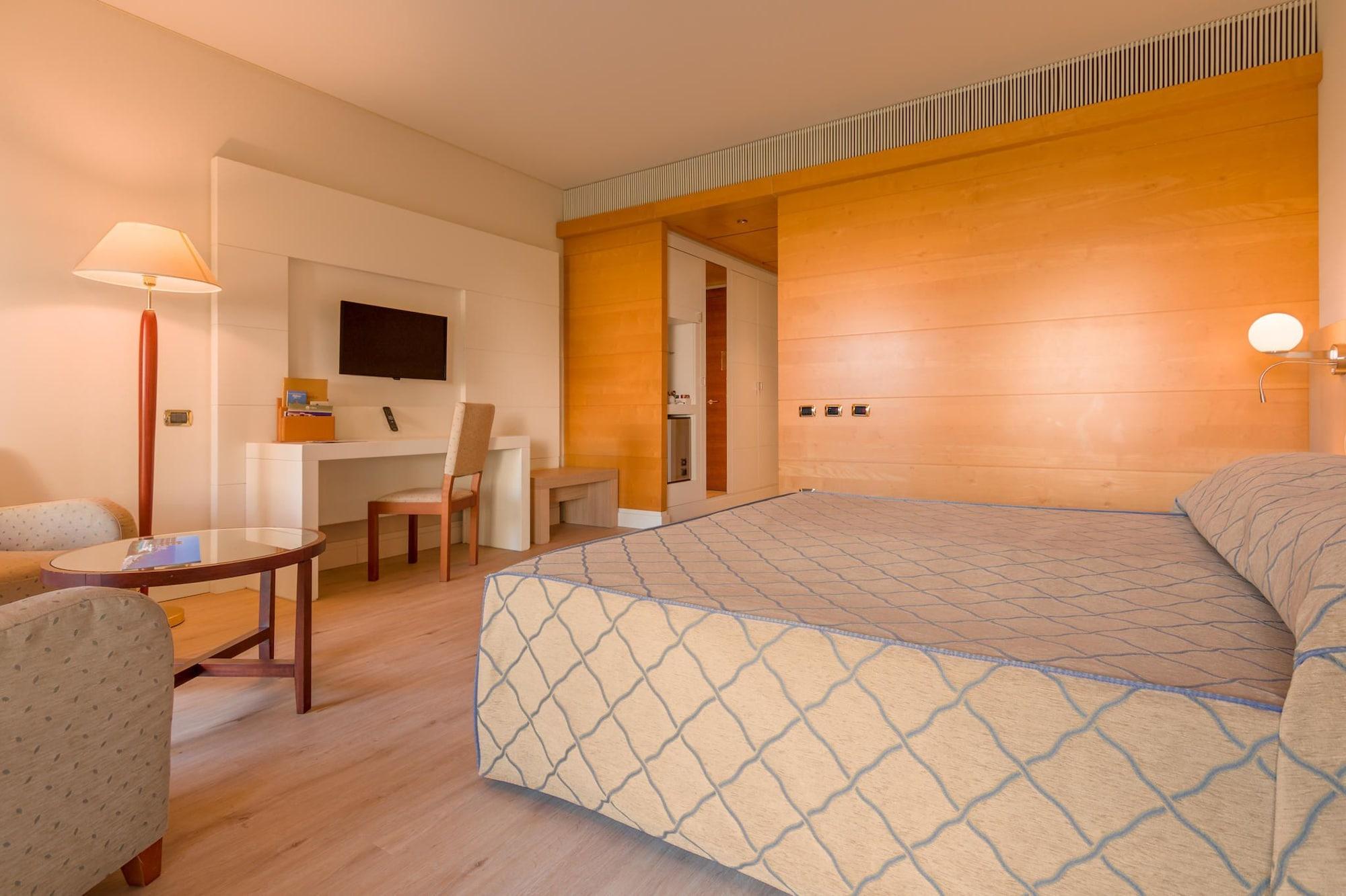 Smy Carlos V Wellness & Spa Alghero Esterno foto A room at the hotel