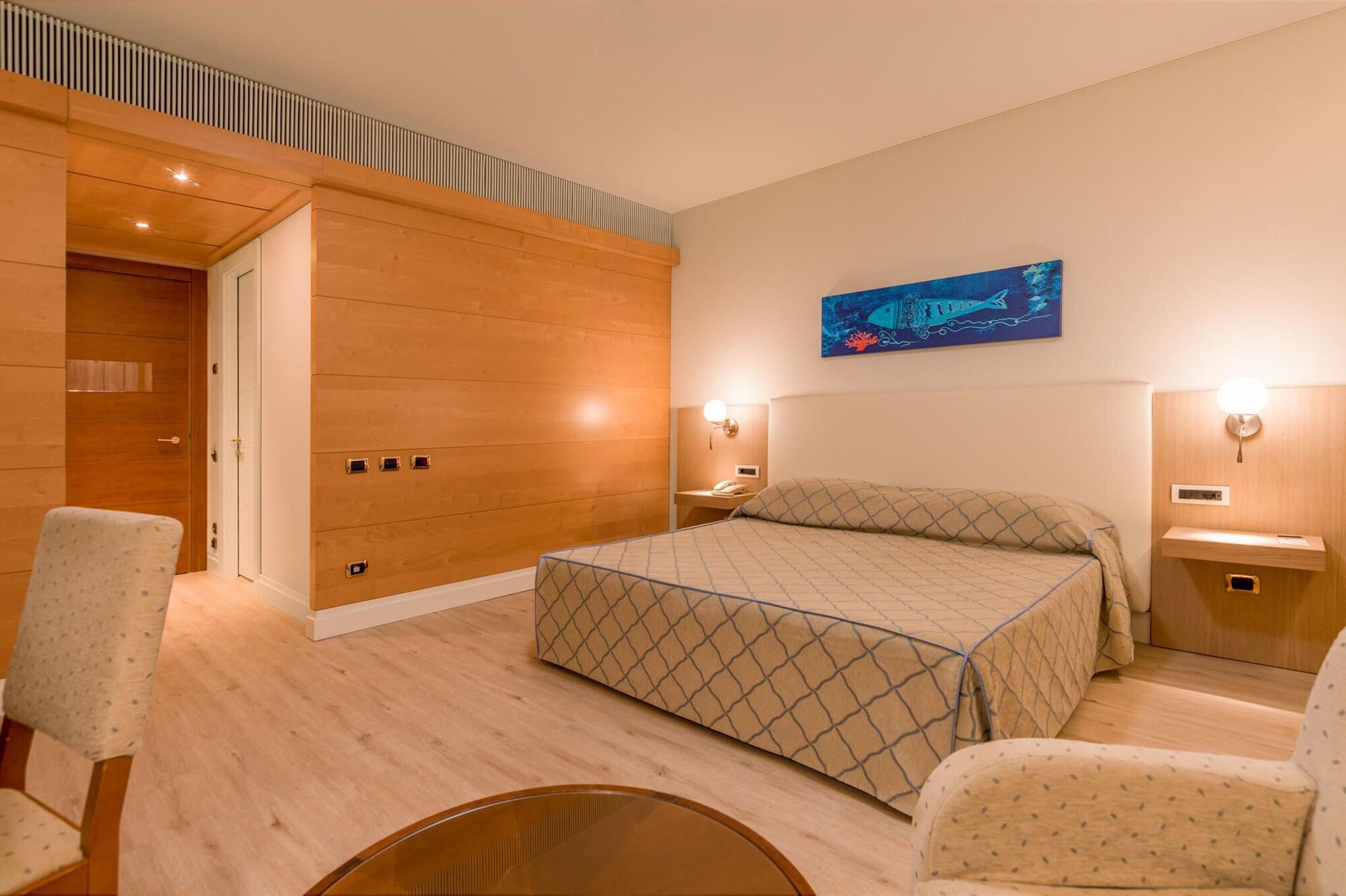 Smy Carlos V Wellness & Spa Alghero Esterno foto A room at the hotel