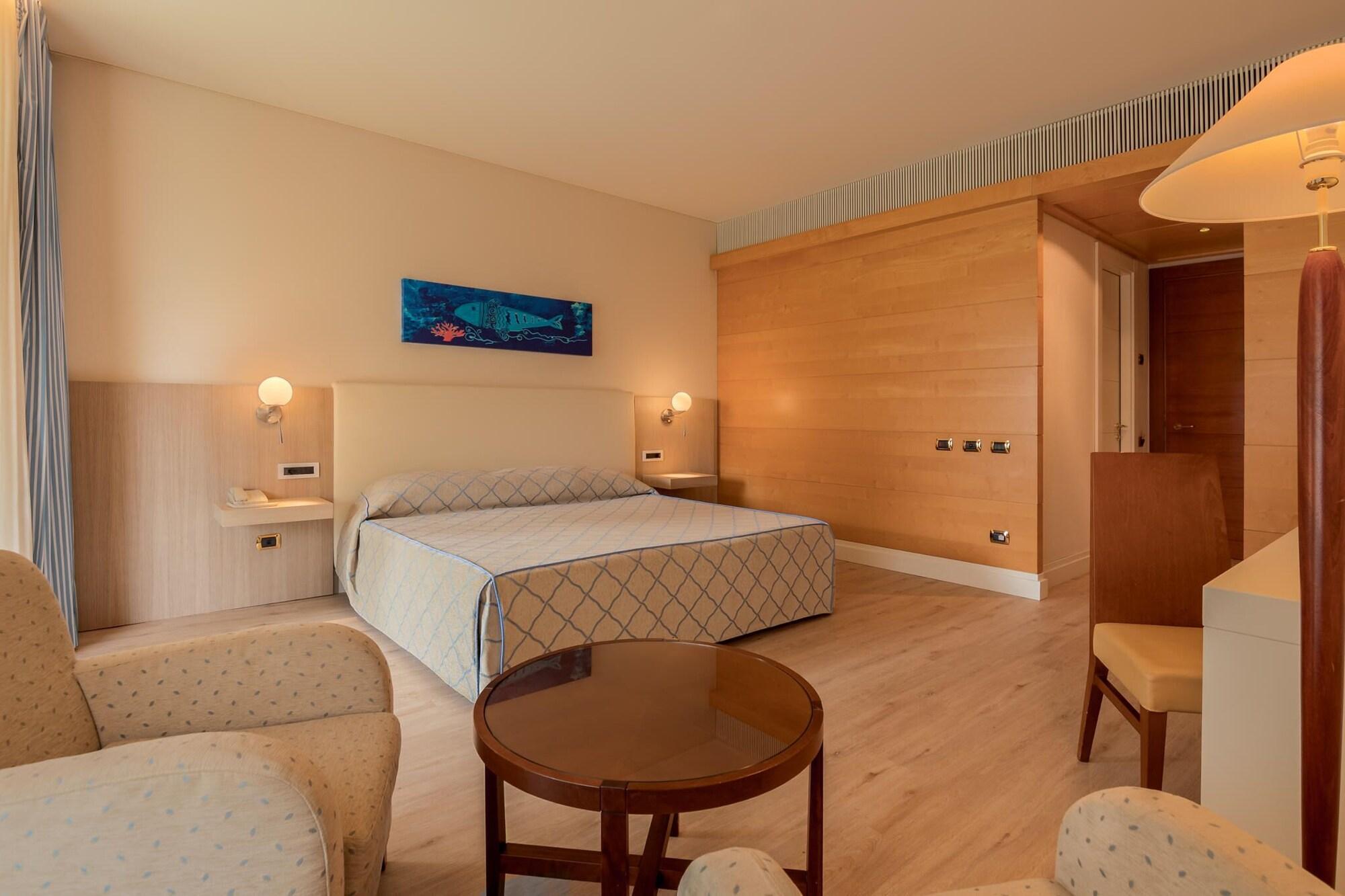 Smy Carlos V Wellness & Spa Alghero Esterno foto A room at the hotel