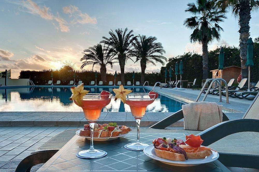 Smy Carlos V Wellness & Spa Alghero Esterno foto Sunset at the pool