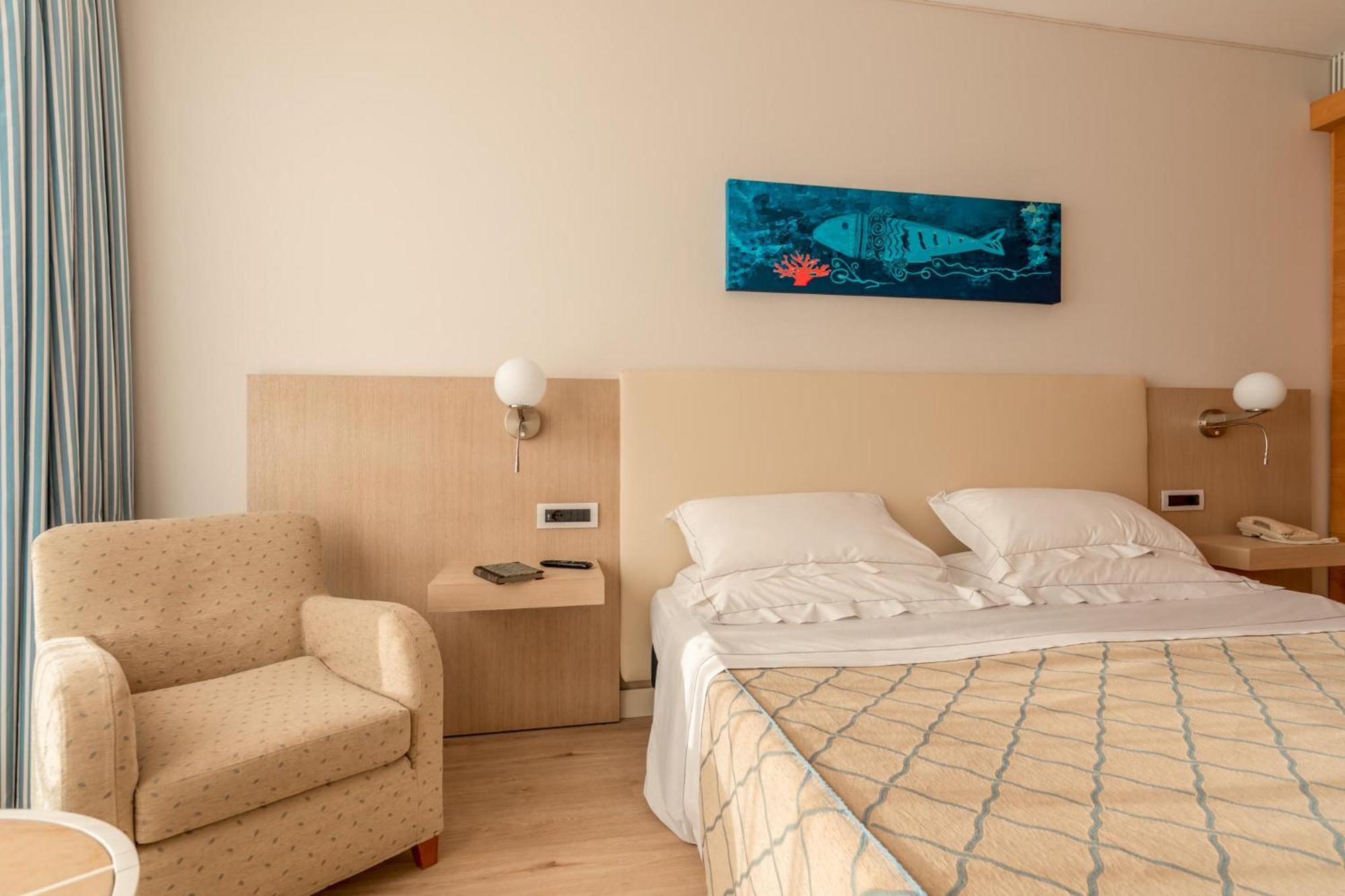 Smy Carlos V Wellness & Spa Alghero Camera foto A room at the hotel