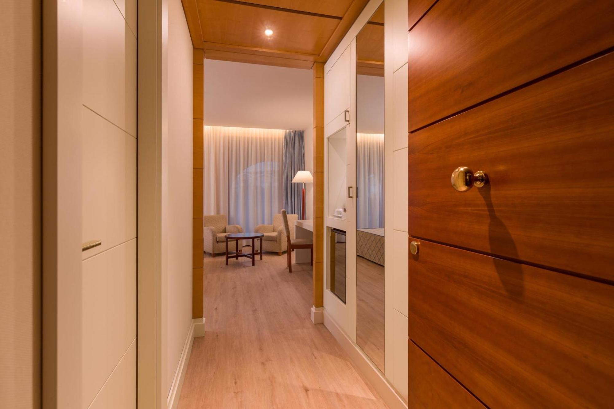 Smy Carlos V Wellness & Spa Alghero Camera foto A room at the hotel