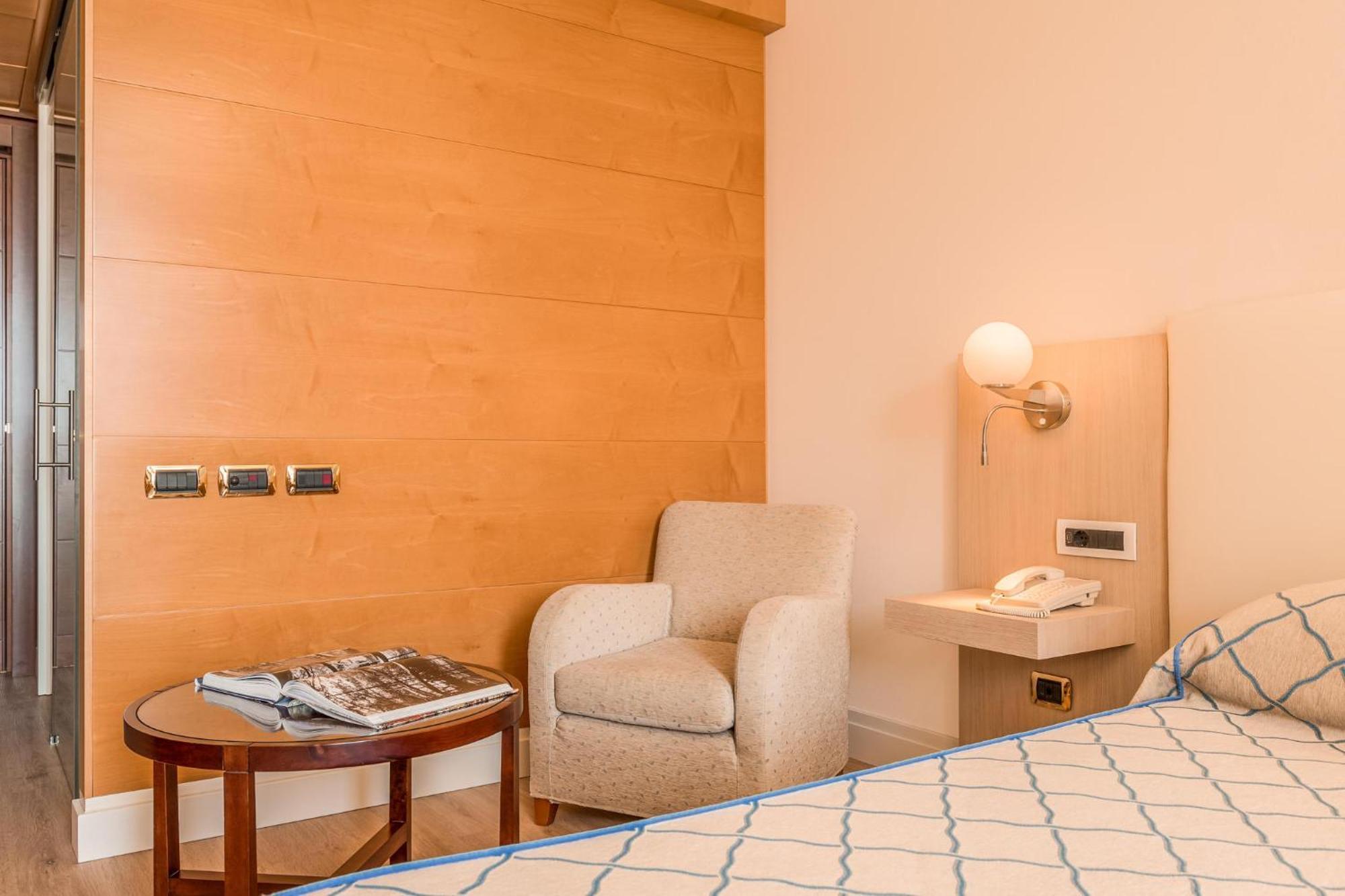Smy Carlos V Wellness & Spa Alghero Camera foto A room at the hotel