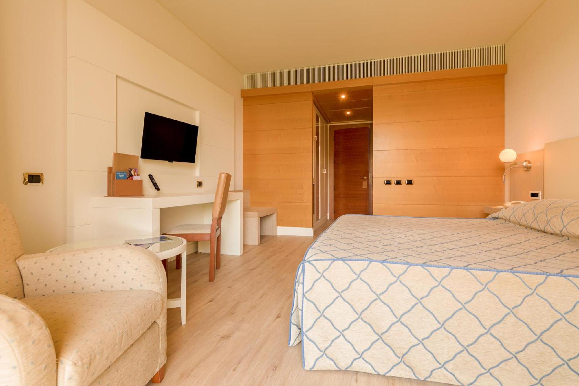 Smy Carlos V Wellness & Spa Alghero Camera foto A room at the hotel