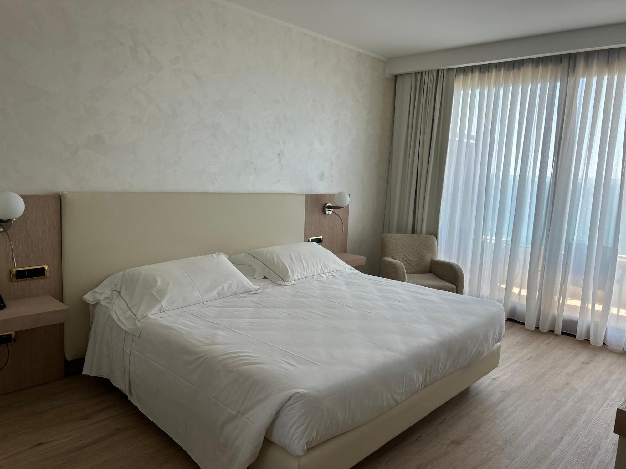 Smy Carlos V Wellness & Spa Alghero Esterno foto A room at the hotel
