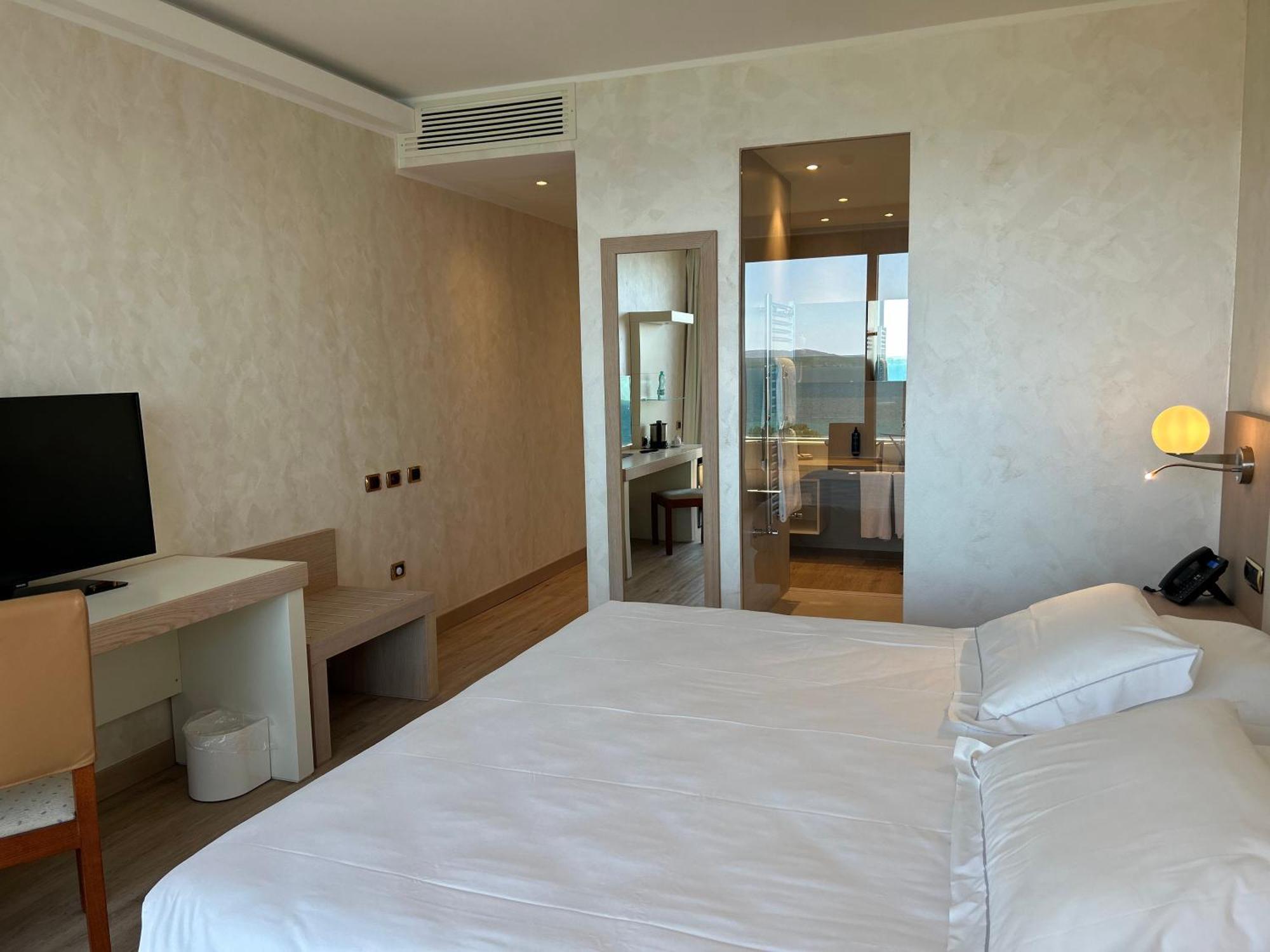 Smy Carlos V Wellness & Spa Alghero Esterno foto A room at the hotel