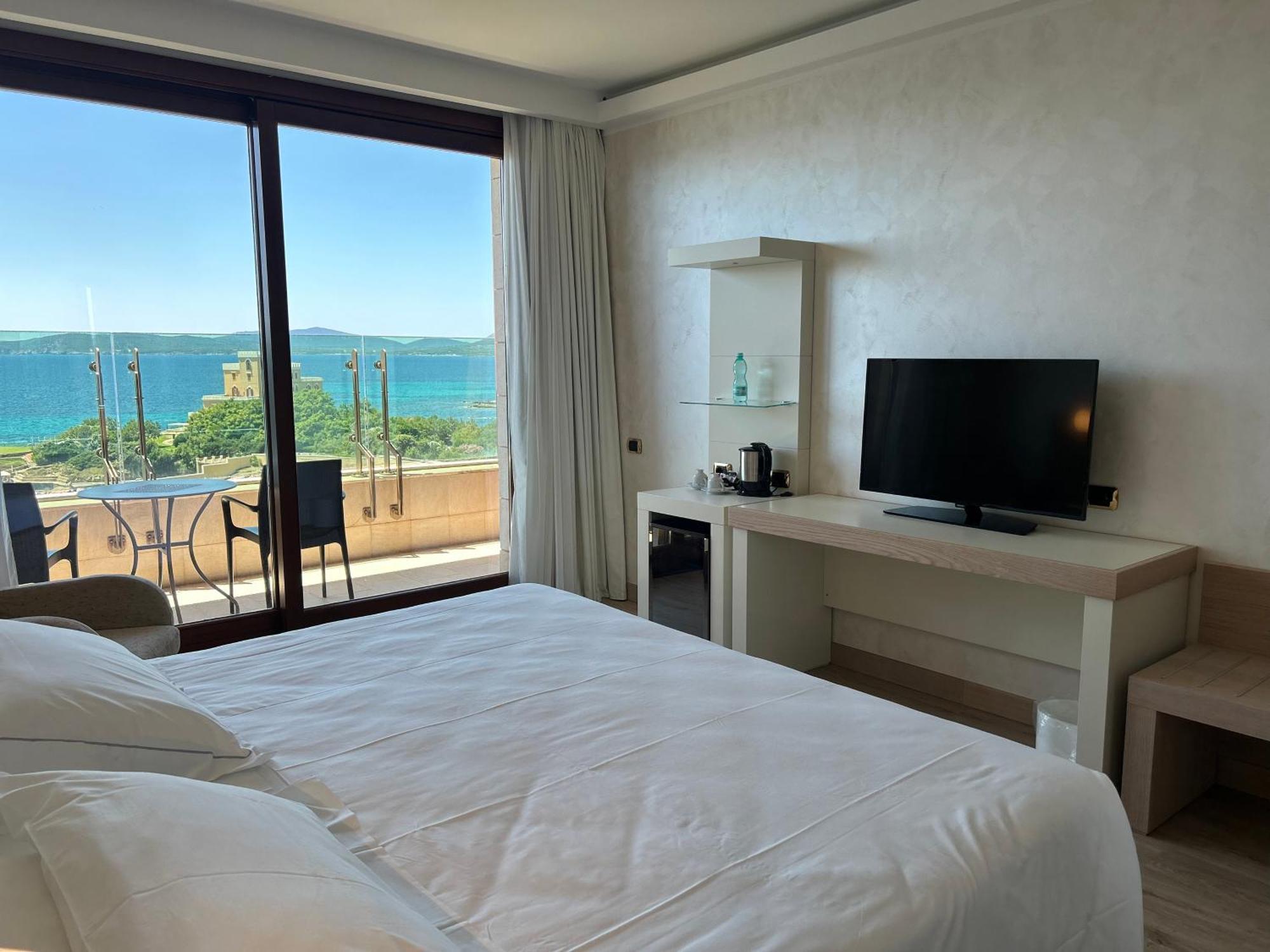 Smy Carlos V Wellness & Spa Alghero Esterno foto A room at the hotel