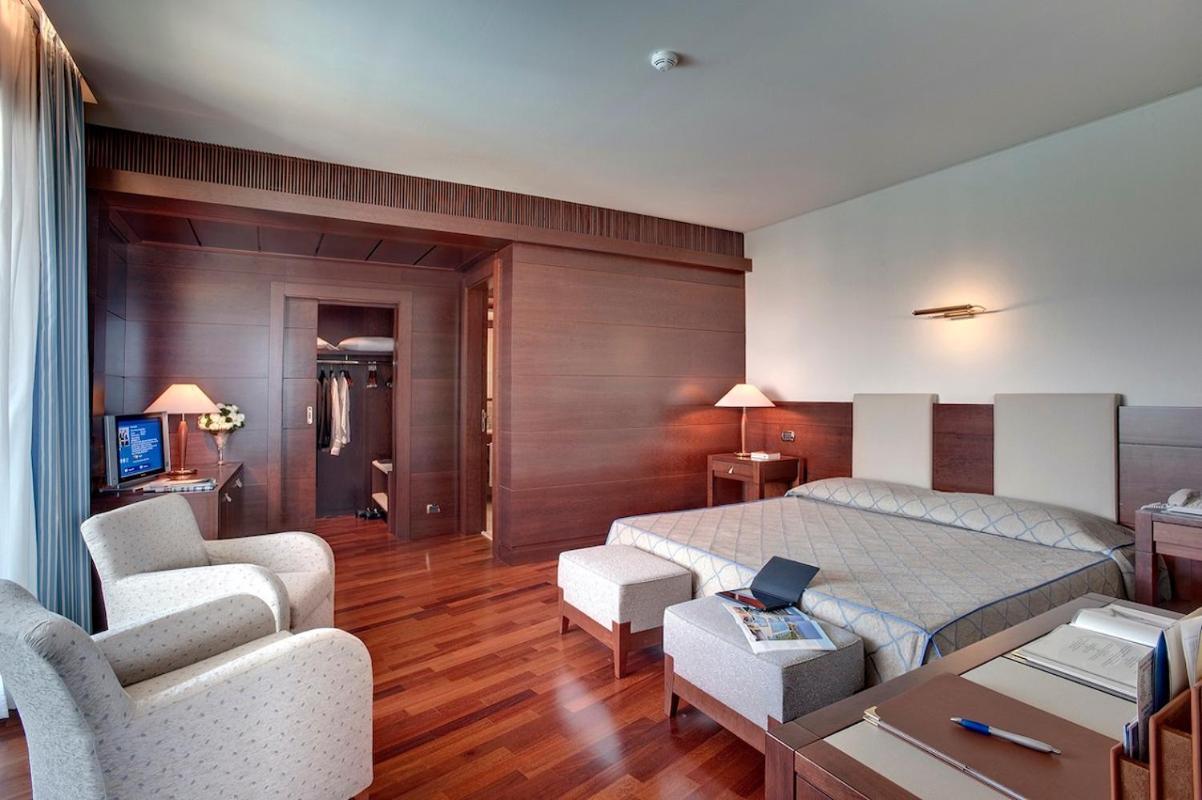 Smy Carlos V Wellness & Spa Alghero Esterno foto A room at the hotel