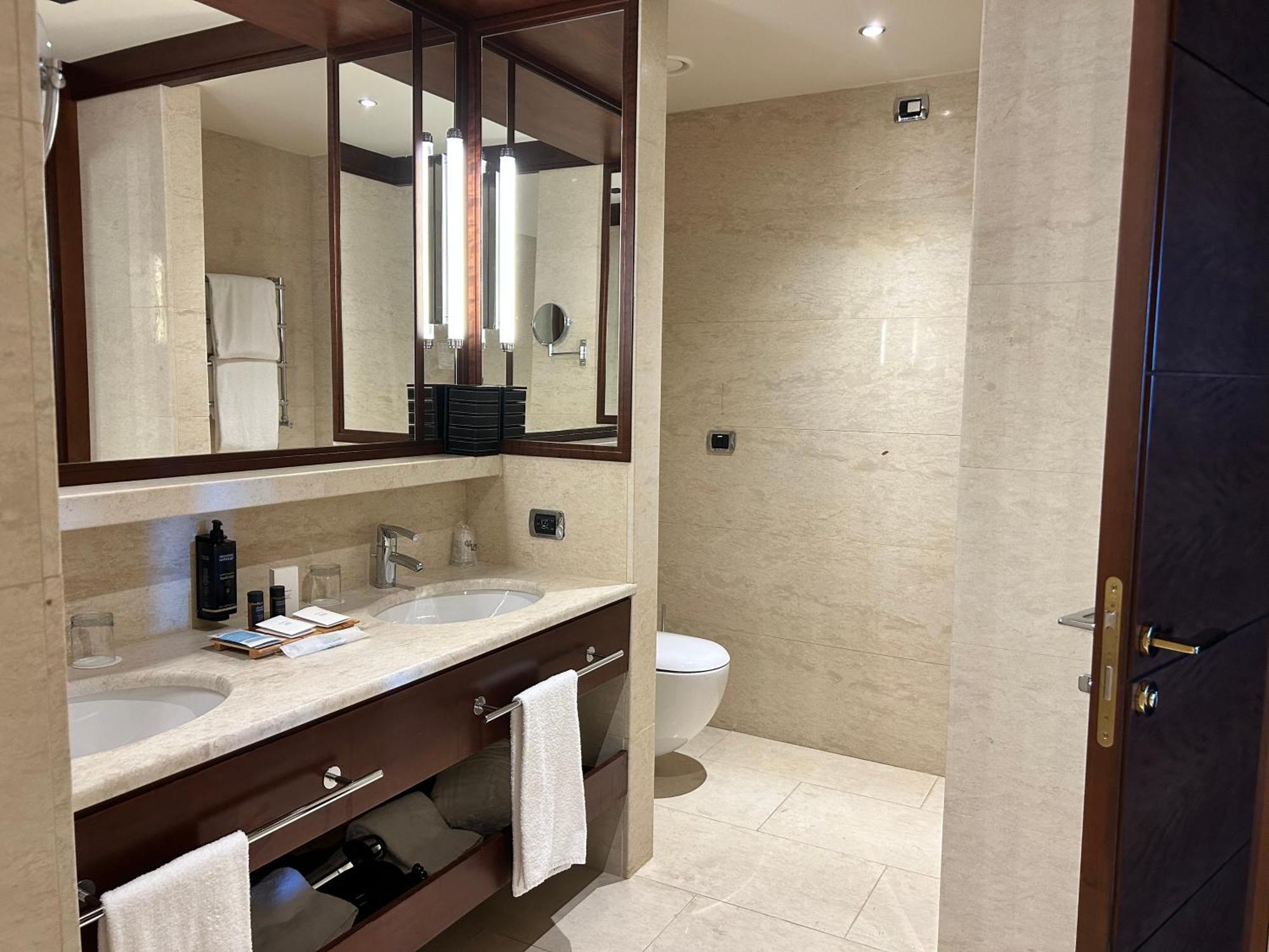 Smy Carlos V Wellness & Spa Alghero Esterno foto Bathroom of a suite