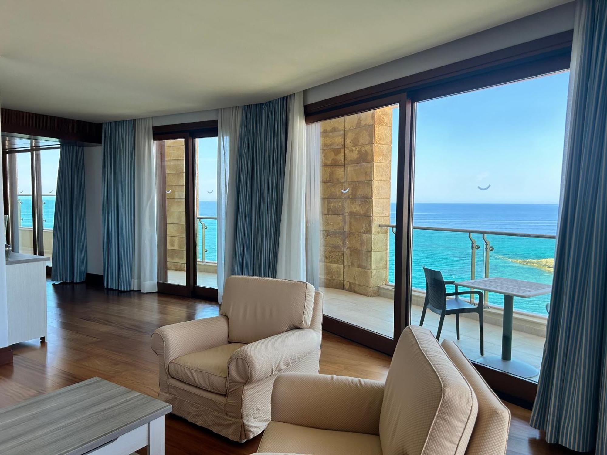 Smy Carlos V Wellness & Spa Alghero Esterno foto A suite at the Hilton Nicosia