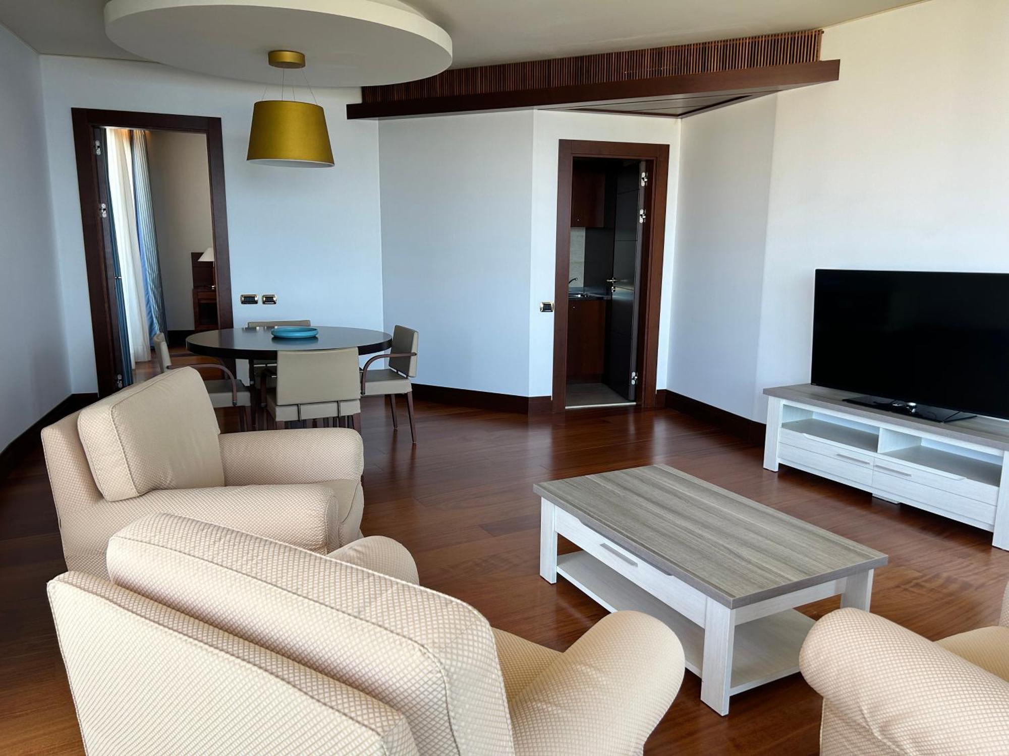 Smy Carlos V Wellness & Spa Alghero Esterno foto A living room in a modern apartment