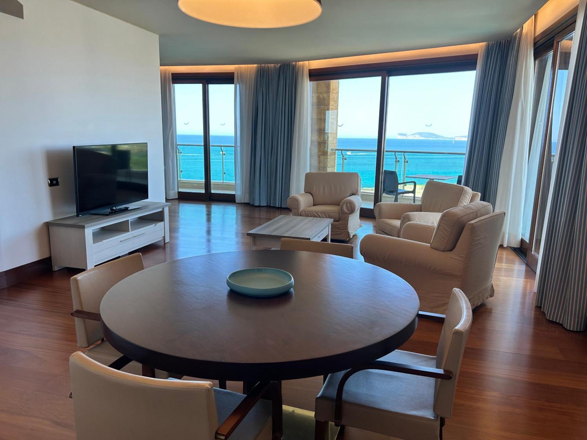 Smy Carlos V Wellness & Spa Alghero Esterno foto A living room in a suite at the Westin Resort Costa Navarino